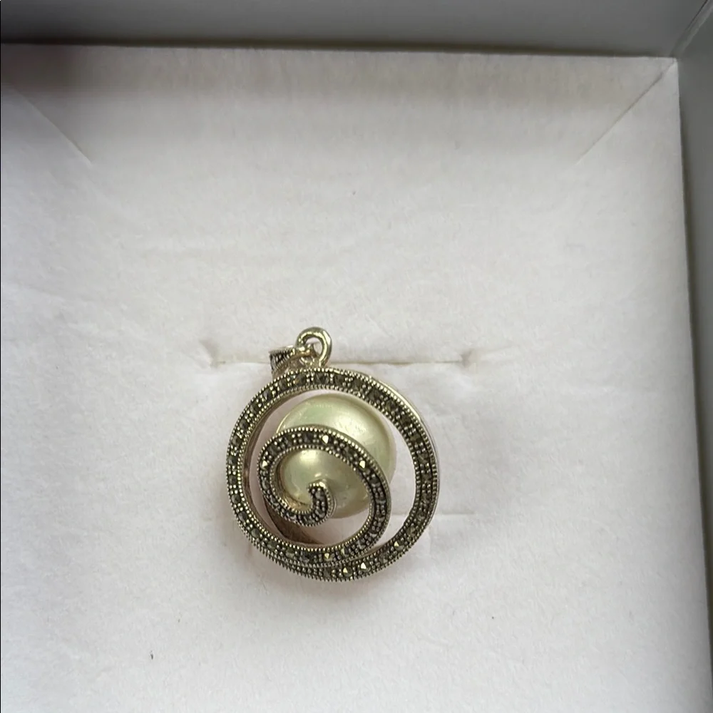 Elegant Gold Spiral Pendant